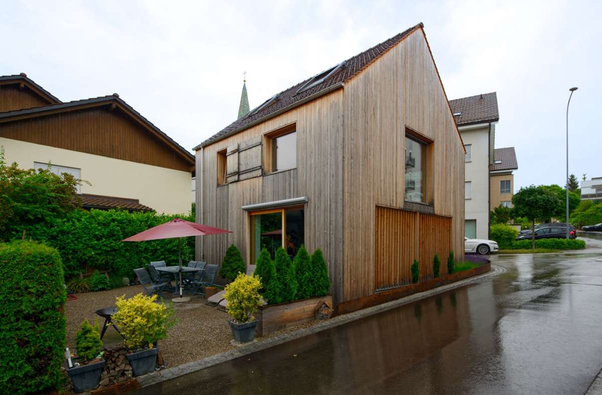 Ein Beispiel aus der Schweiz: Ein kleiner Holzschuppen an einer Straßenecke im Dorfkern von Jonschwil wurde zu einem Wohngebäude mit 99 Quadratmeter für vier Personen umgebaut.