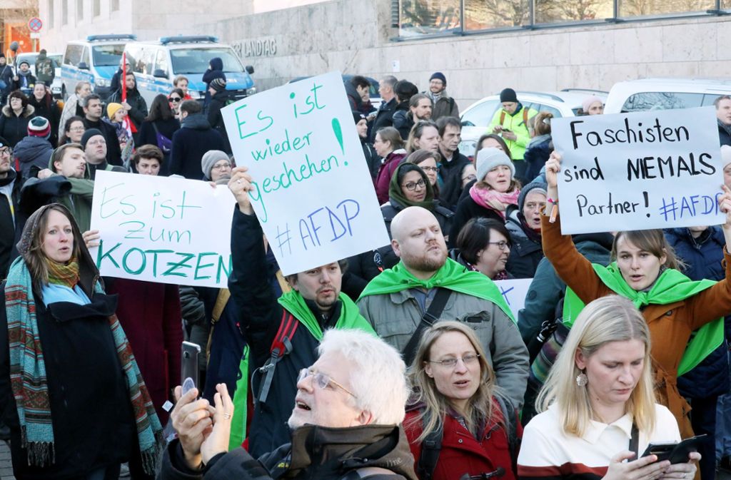 Demonstranten in Erfurt. Sie skandierten: „Wer hat uns verraten? Freie Demokraten!“ Foto: dpa/Bodo Schackow