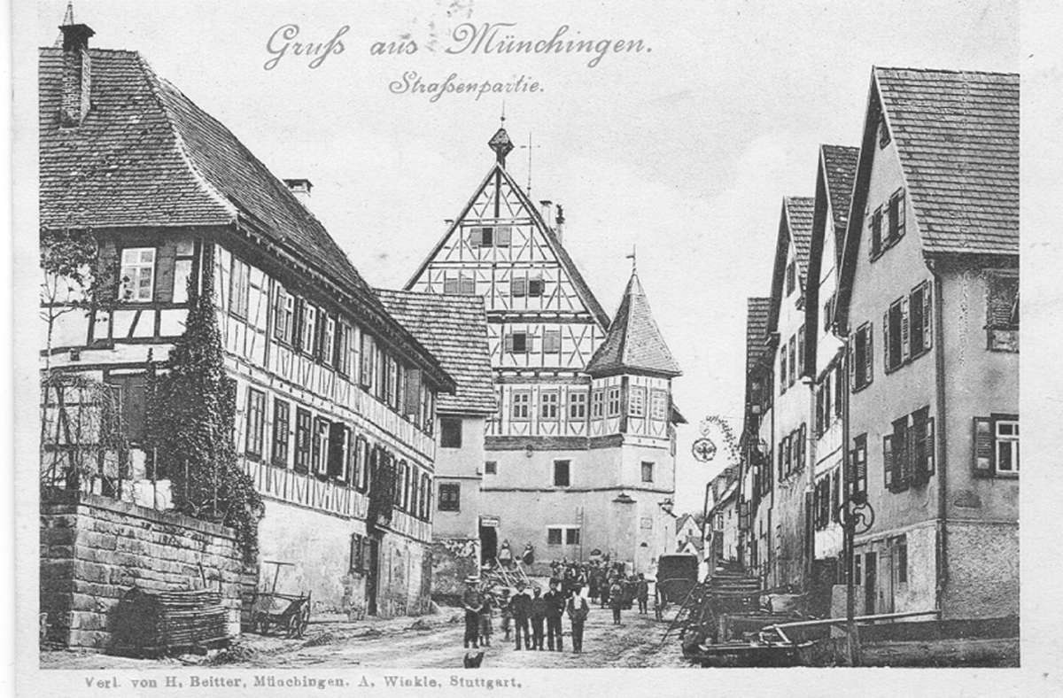 Die Hauptstraße in Münchingen mit dem historischen Rathaus um 1900.
