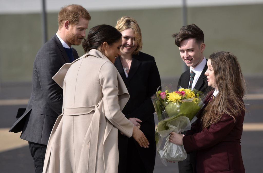 Meghan Markle und Prinz Harry bei ihrer Begrüßung in Lisburn, Nordirland.