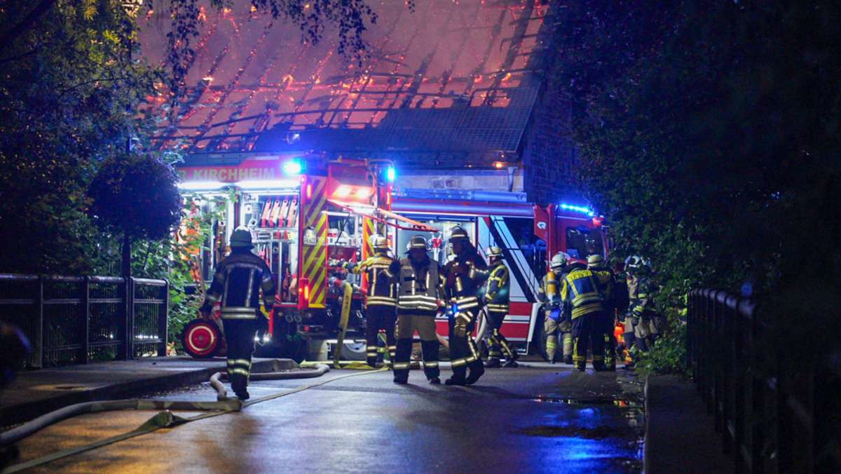 Rauchsäule in Wendlingen am Neckar: 180 Feuerwehrleute löschen Brand auf Reiterhof