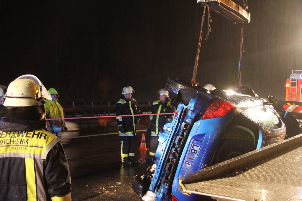 Der nächste schwere Unfall auf der A8: Offenbar wegen Aquaplanings verliert eine 22-Jährige auf Höhe Kirchheim/Teck die Kontrolle über ihren Peugeot und wird leicht verletzt.