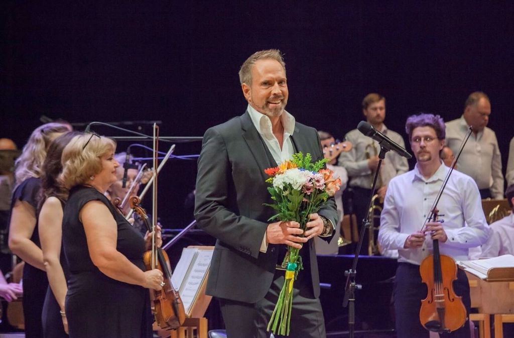 Blumen in Sarama für den in Stuttgart lebenden Musicalsänger Kevin Tarte.