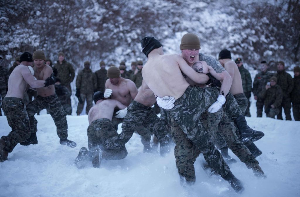 Bei minus 20 Grad kämpfen die Männer oberkörperfrei im Schnee.