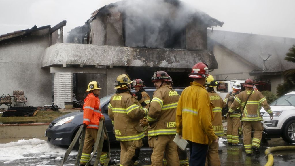  Ein Flugzeug bricht über der kalifornischen Stadt Yorba Linda offenbar auseinander. Die Teile stürzen auf ein Wohngebiet – ein Wohnhaus fängt Feuer. Fünf Menschen sterben. - 
