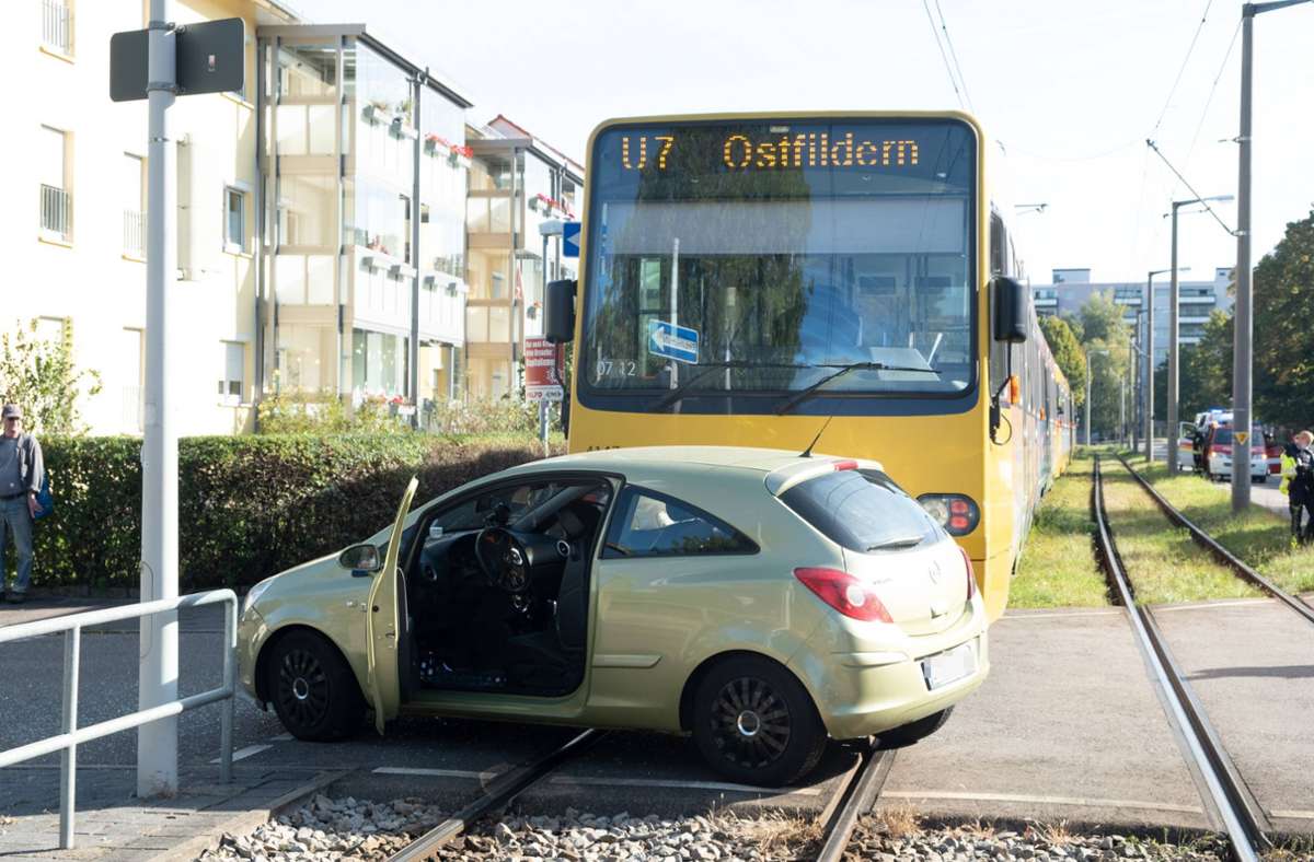 Eine 49-jährige Opel-Fahrerin hatte wohl eine rote Ampel missachtet und ...