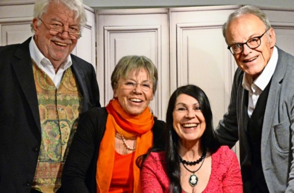Schauspielerbesuch zur Eröffnung des Schreibsalons: Jochen Striebeck, Dinah Hinz, Andrea Richter und Knut „Hajo  Scholz“ Hinz (von links) Foto: Karin Mühlenberg