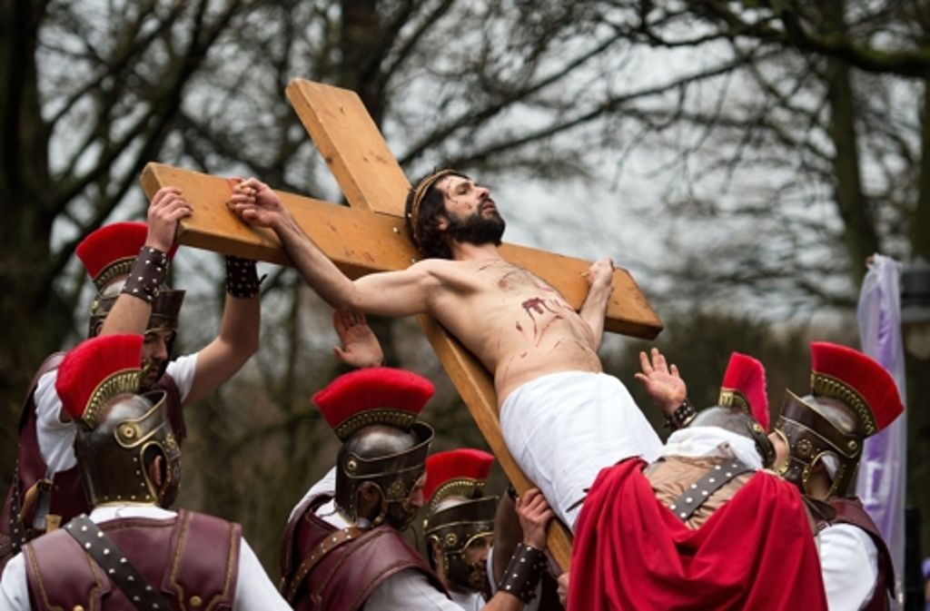 Jesus-Darsteller Calogero Gagliardi hängt während der Karfreitagsprozession in Wuppertal (Nordrhein-Westfalen) am Kreuz.