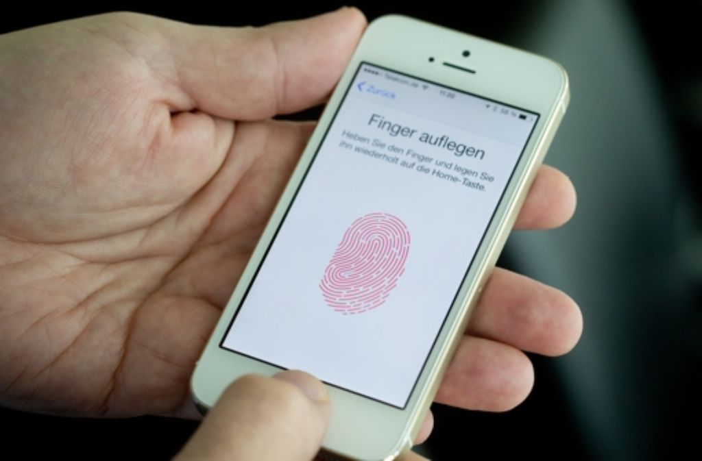 Im Jahr 2013 änderte sich alles für Apple-Nutzer. Manche erkannten ihren Lieblingskonzern nicht wieder, als mit iOS 7 ein Betriebssystem eingeführt wurde, das Elemente des Google-Systems Android aufgegriff, wie beispielsweise das Kontrollzentrum. Dennoch kam das minimalistische Design gut an. Das iPhone 5s kam erstmalig in drei schicken Farben daher: grau, silber und gold. Der neue Fingerabdrucksensor zum Entsperren des Geräts geriet in die Kritik. Apple könne nicht sicherstellen, dass die biometrischen Daten für Kriminelle unzugänglich gespeichert würden, hieß es damals. Apple beteuerte, der Fingerabdruck werde nur auf dem Gerät gespeichert.