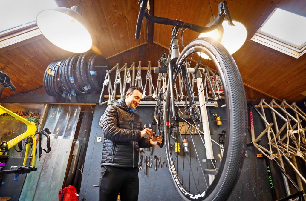 Fahrradbau auf engstem Raum: Nico Hoffmann stellt in seiner Hütte Fahrräder her – und will dabei jedes Gramm ausgestoßenes CO2 kompensieren. Foto: factum/Simon Granville