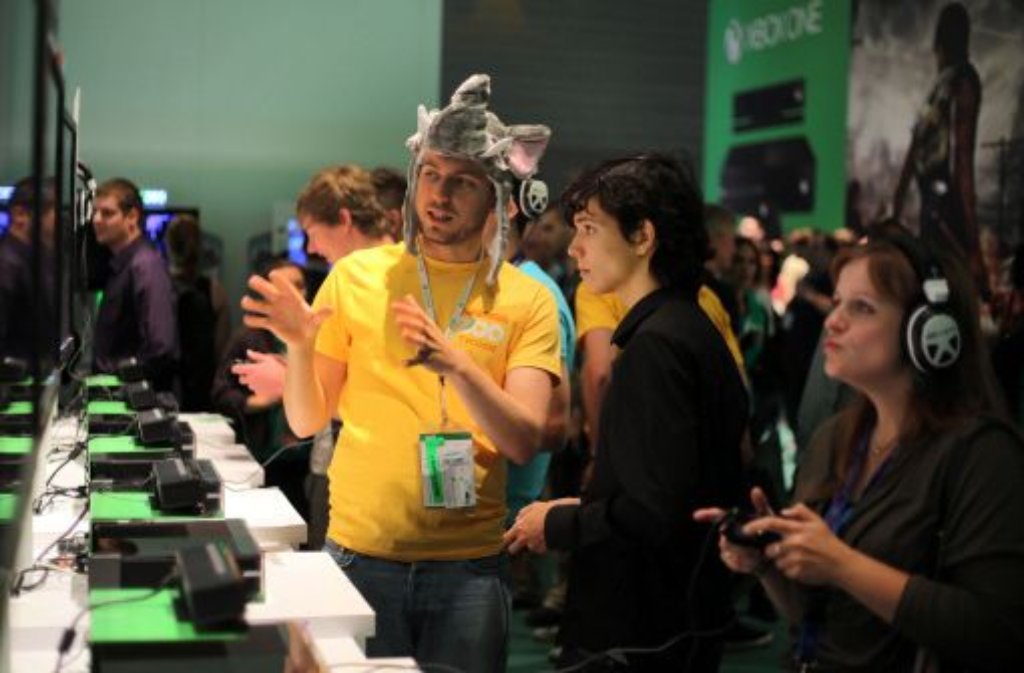 Computerspieler probieren am Stand von Microsoft die neue Xbox-One aus.