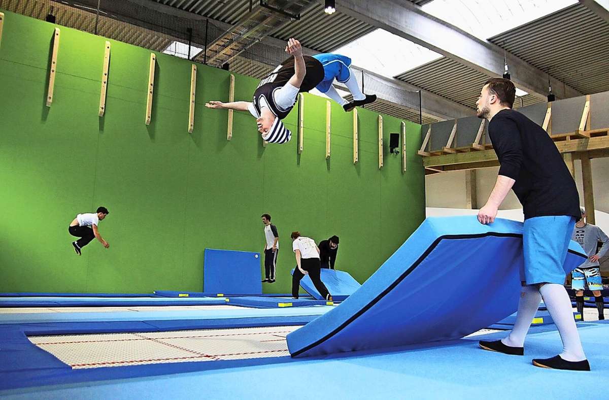 Denn in der Freestyle Academy kann man unter anderem Trampolin springen, an der Boulderwand klettern oder den Parkour ausprobieren. Außerdem kann man mit Skiern oder einem Snowboard den Kicker testen.