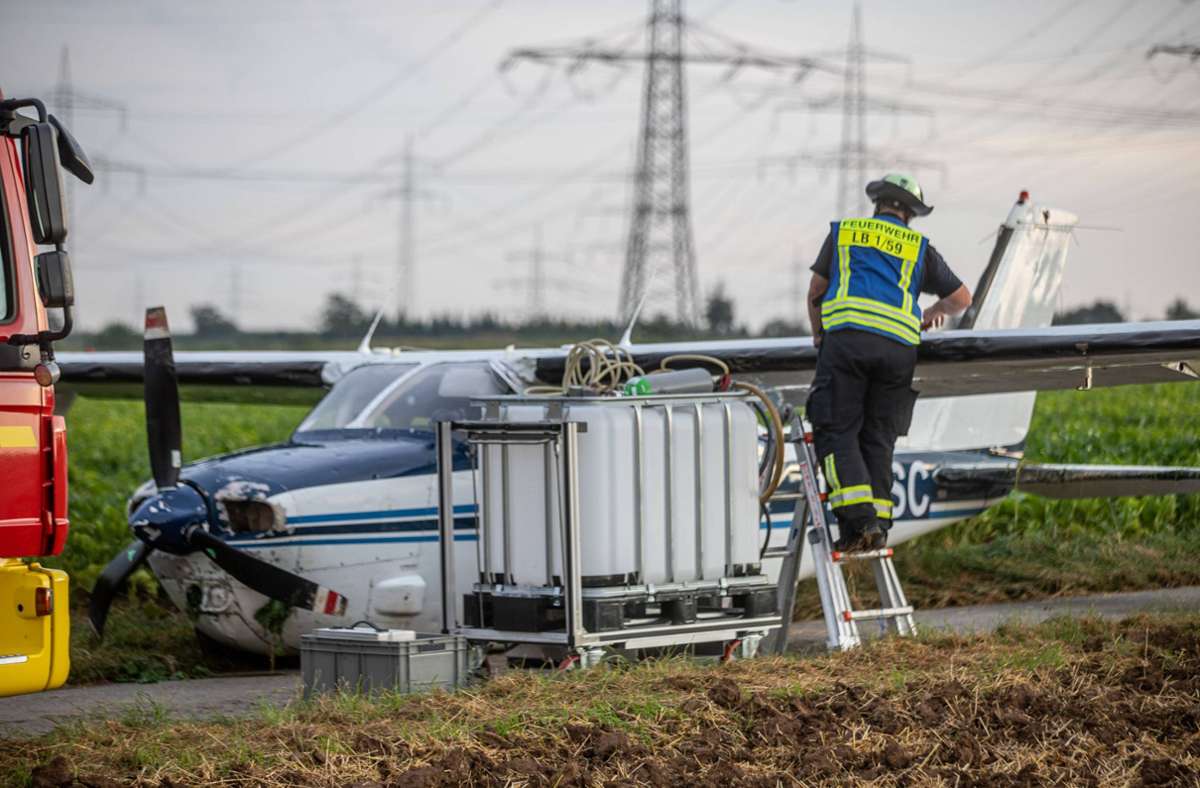 Doch der Pilot bewahrte einen kühlen Kopf und landete das Flugzeug nahe Ludwigsburg auf einem Acker.