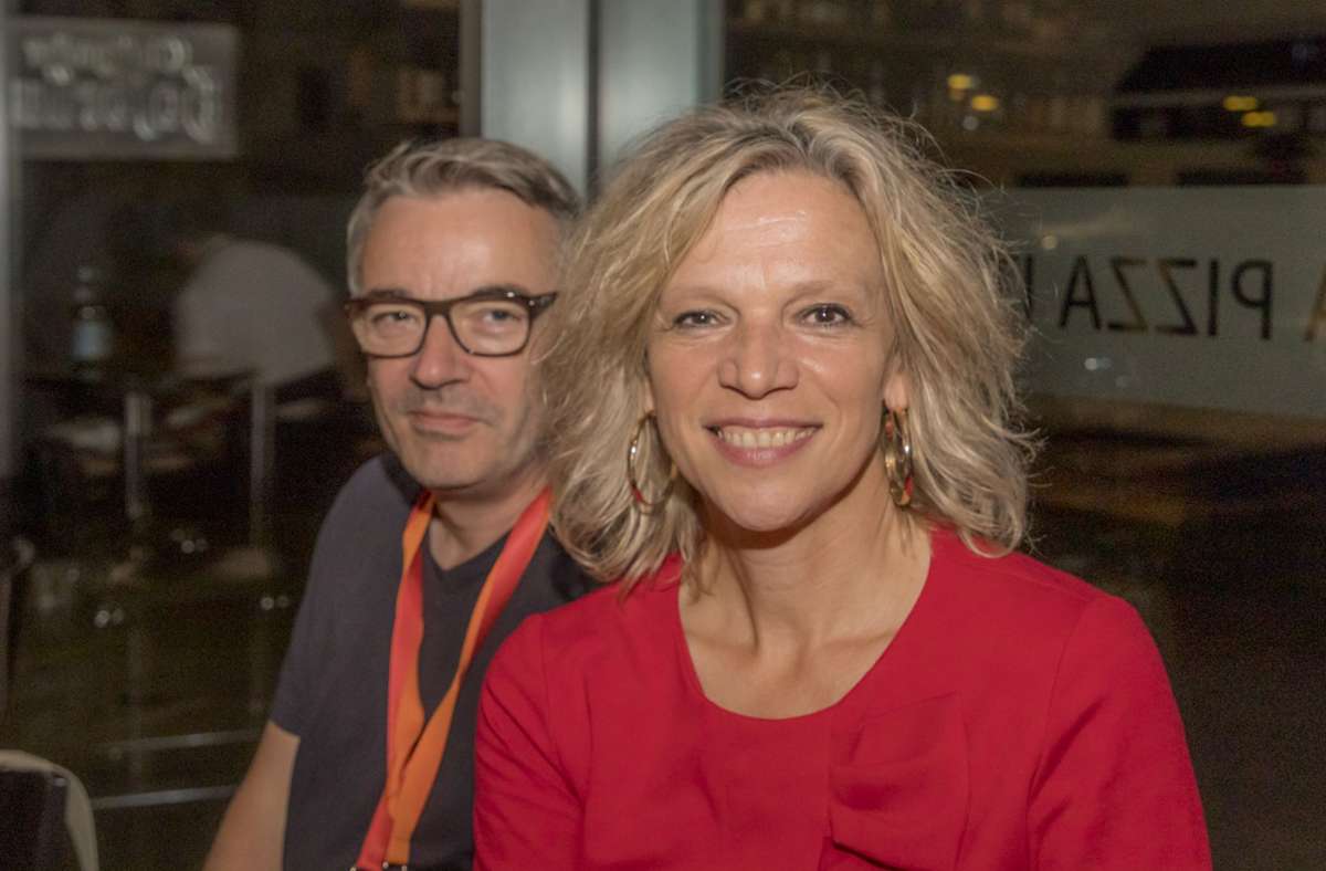 Bühnen-Moderatorin Stefanie Anhalt mit Sven Meyer, dem Geschäftsführer von Opus, den Veranstaltern der Jazz Open.