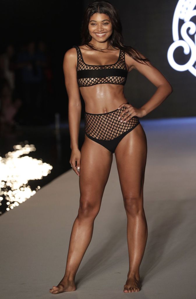 Die Models auf der „Sports Illustrated Swimwear Show“ wurden in einem offenen Casting gesucht. Auf diesem Foto nur leicht angedeutet: Der Trend zum „Underboob“ – hierbei wird die Unterseite der Brüste beim Bikini gezeigt.