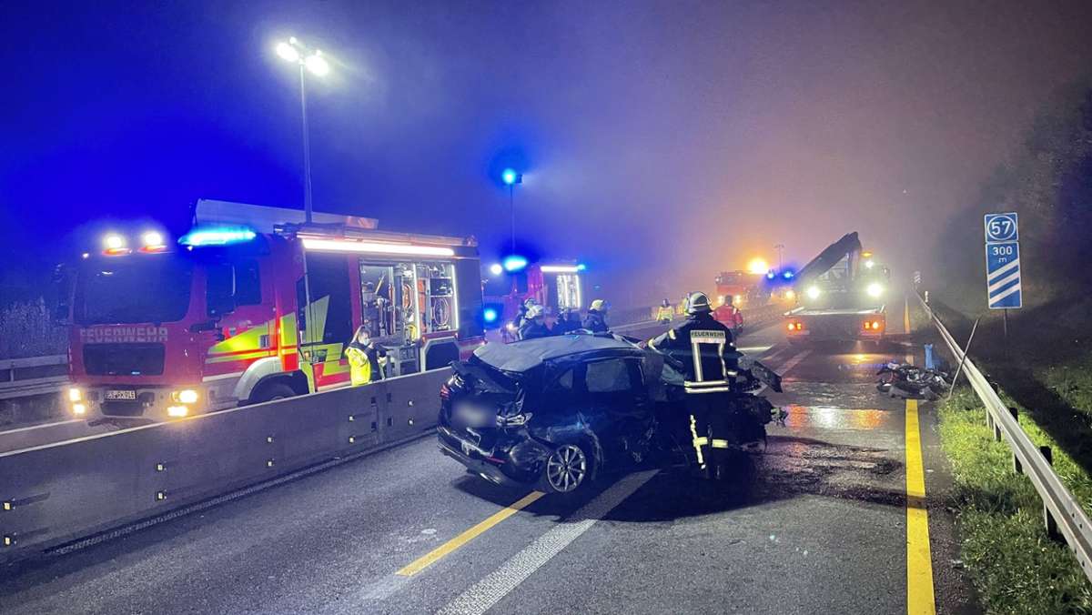Ein 18-Jähriger hat in der Nacht zum Sonntag auf der A8 bei Kirchheim unter Teck (Kreis Esslingen) einen heftigen Unfall verursacht. Der Fahranfänger wurde dabei verletzt, die Autobahn musste voll gesperrt werden.