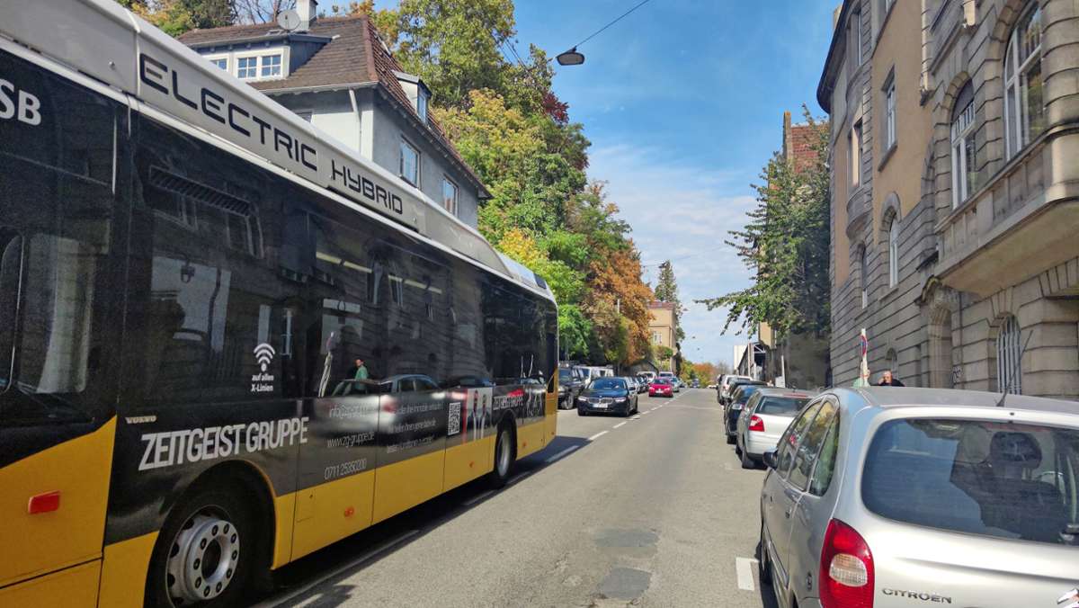  Auf der Hohenstaufenstraße wird eine Radspur angelegt für die Hauptradroute zwischen Stuttgart-Süd und Stuttgart-West. Außerdem werden Bäume gepflanzt und der Gehweg verbreitet. Das alles kostet Parkplätze. 