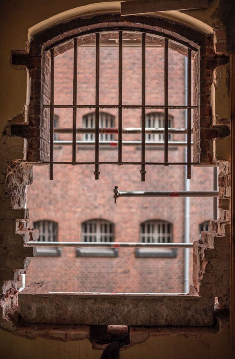 Fenster in den Zellen mit Gittern vor dem Umbau