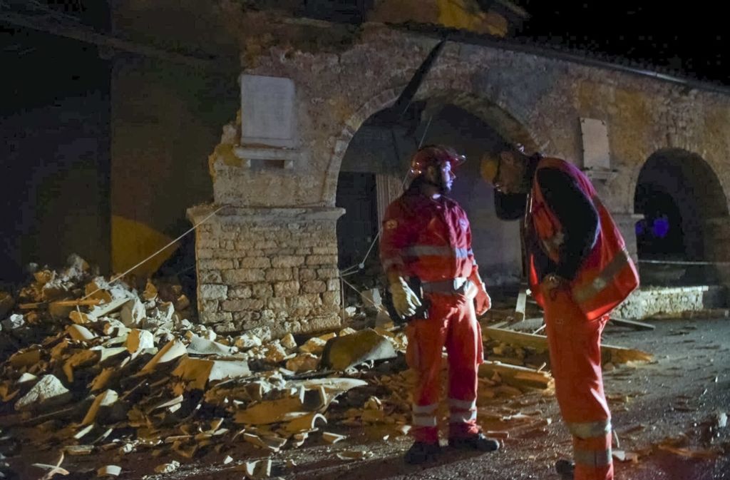Rettungskräfte versuchen sich im Örtchen Visso in Mittelitalien ein Bild der Lage zu machen.