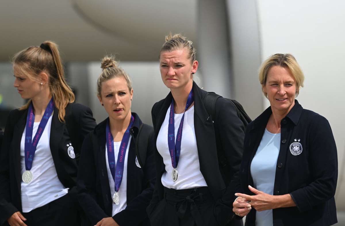 Von links: Lea Schüller, Svenja Huth, Alexandra Popp und Bundestrainerin Martina Voss-Tecklenburg nach der Landung am Frankfurter Flughafen.