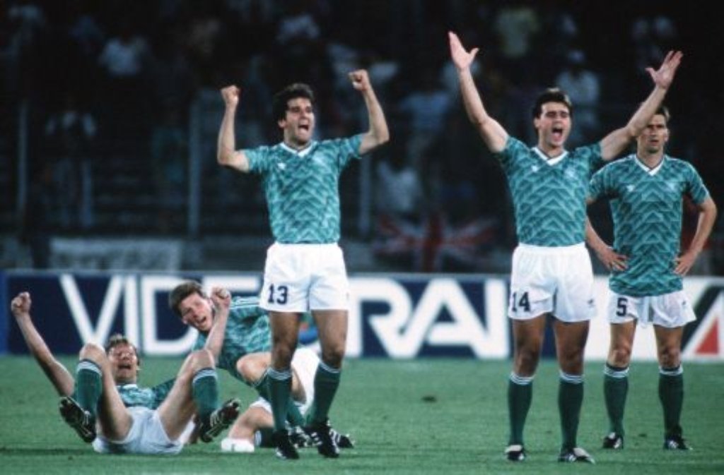 ... Fußballfans erinnern sich an die Weltmeisterschaft 1990 in Italien - in Grün gewannen die DFB-Mannen im Halbfinale gegen England. Körperbetont ...