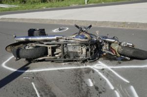 Biker und Sozia auf Fahrbahn geschleudert – schwer verletzt