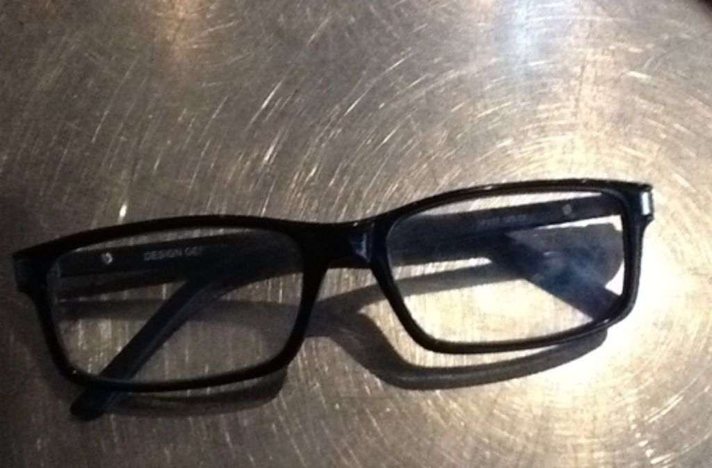 Brille vergessen – womöglich ein Klassiker. Aber wenn einem beim Durchschauen schlecht wird, fragt man sich, wie die halbblinde Brillenschleiche wohl nach Hause gefunden haben mag.