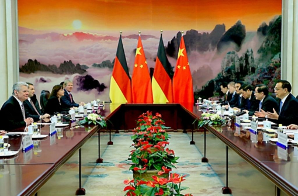 Dialog mit angemessener Distanz:  In der Großen Halle des Volkes sprach Chinas Ministerpräsident  Li Keqiang  (ganz rechts) mit Bundespräsident Joachim Gauck. Foto: dpa