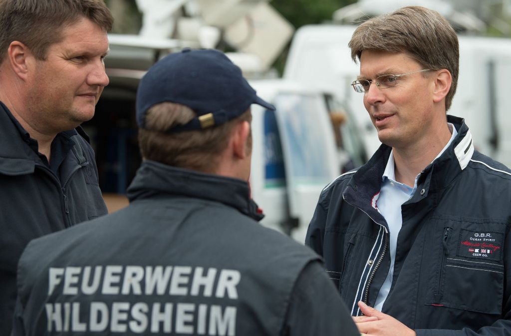 Hildesheims Oberbürgermeister Ingo Meyer (rechts) lässt sich die Lage schildern.