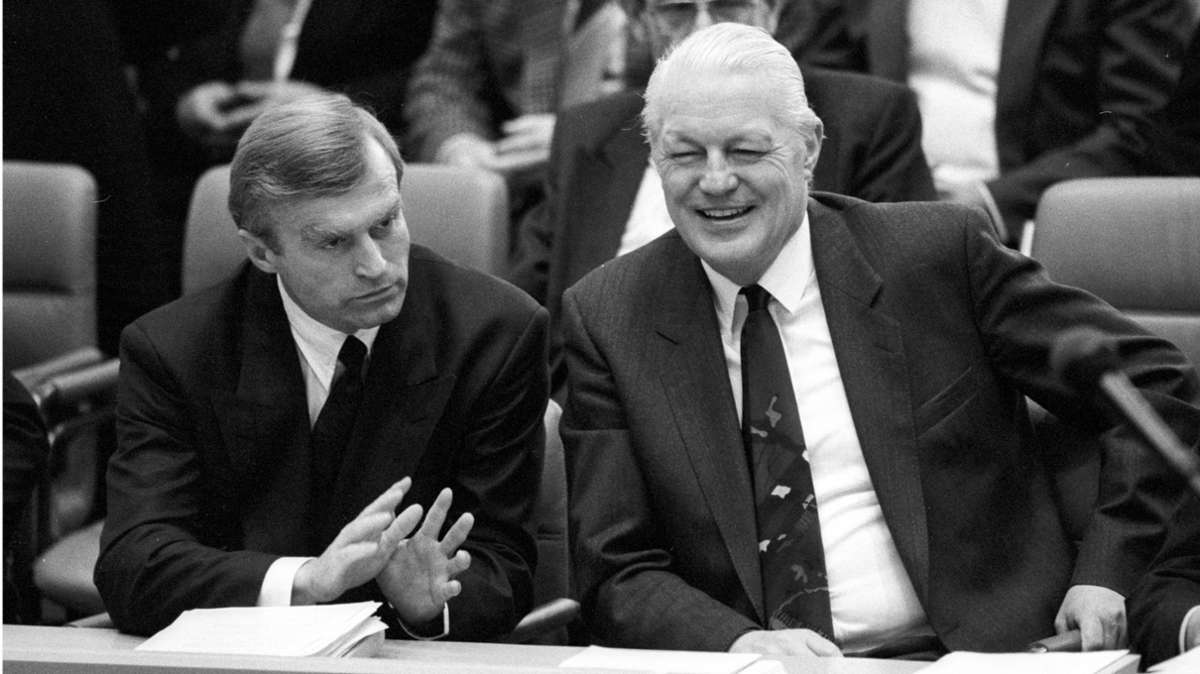 1988: Der FDP-Politiker Helmut Haussmann (li.) neben dem damaligen Bundesfinanzminister Gerhard Stoltenberg während einer Bundestagssitzung in Bonn