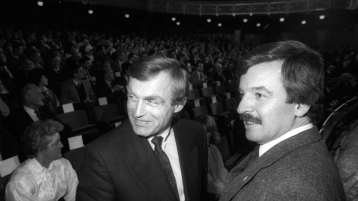 1987: Helmut Haussmann (li.), damals FDP-Generalsekretär, und Jürgen Möllemann beim Dreikönigstreffen der Liberalen in Stuttgart