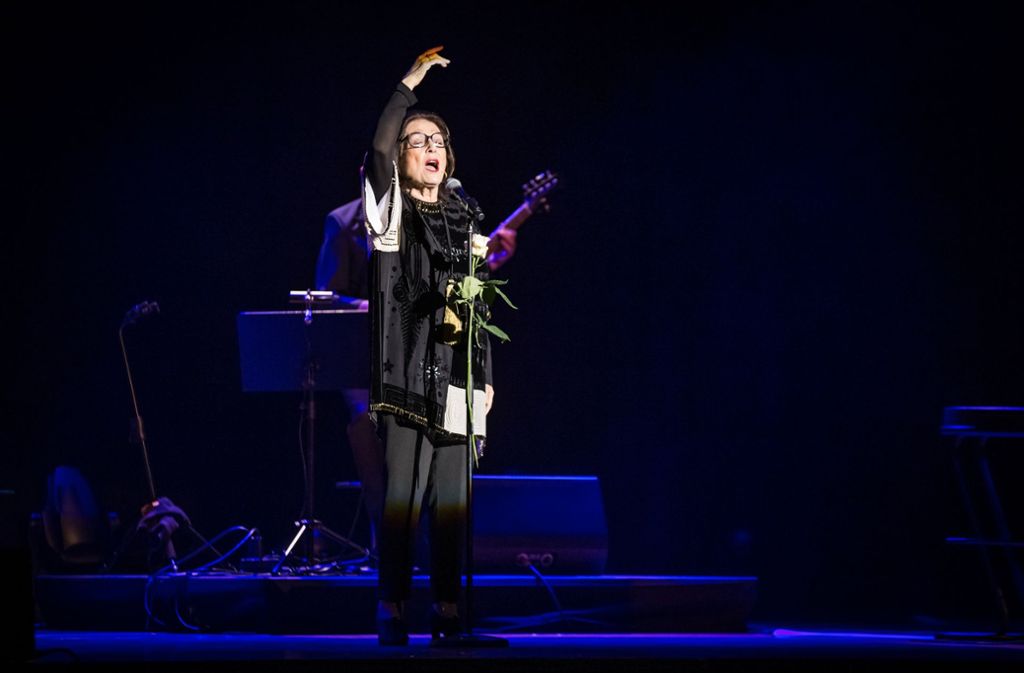Nana Mouskouri und ihre Begleitband beim Auftritt in der Liederhalle am 21. November 2018