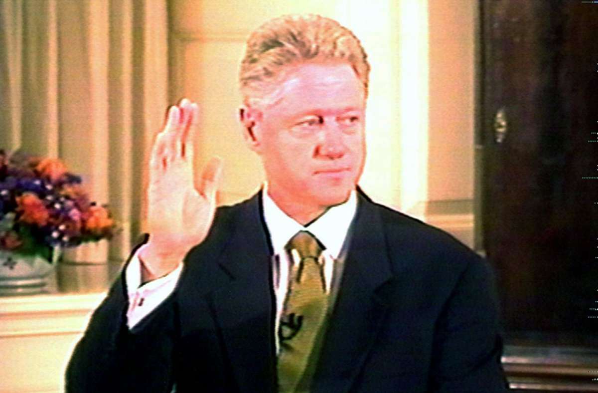 1998 sagte der damalige US-Präsident Bill Clinton zu den Vorwürfen, Oralsex mit der Praktikantin Monica Lewinsky gehabt zu haben: „Ich hatte keine sexuelle Beziehung mit dieser Frau.“ Später gab er zu, öffentlich die Unwahrheit verbreitet zu haben.