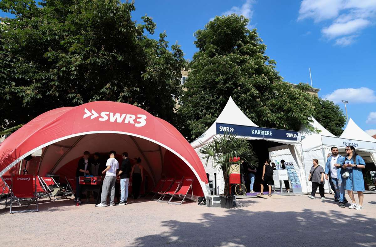 Impressionen von der Festivalmeile des SWR-Sommerfestivals, die tagsüber bei freiem Eintritt geöffnet ist