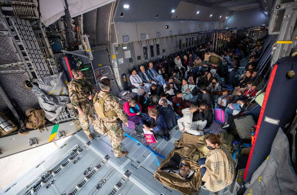 Ein Rettungsflug der Bundeswehr von Kabul nach Usbekistan: im Bauch der Maschine ist kein Platz mehr frei.