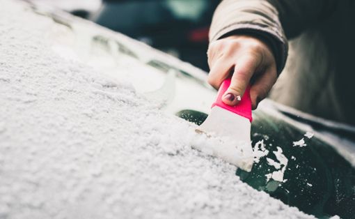 Für eine freie Sicht müssen Autoscheiben von Eis befreit werden. Wie Sie Ihr Auto schnell enteisen, zeigen wir Ihnen in diesem Artikel.