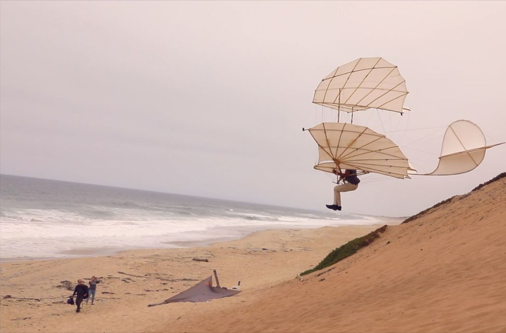 Markus Raffel, Mitarbeiter des Deutschen Zentrums für Luft- und Raumfahrt (DLR) Göttingen, fliegt mit dem originalgetreuen Nachbau von Otto Lilienthals Doppeldecker über den Strand von Monterey (USA).