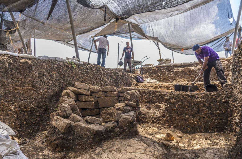Israelische Archäologen arbeiten in den Überresten einer rund 9000 Jahre alten Siedlung westlich von Jerusalem. Es seien mehr als 4000 Quadratmeter Fläche ausgegraben worden, hieß es in einer Mitteilung der Altertumsbehörde.