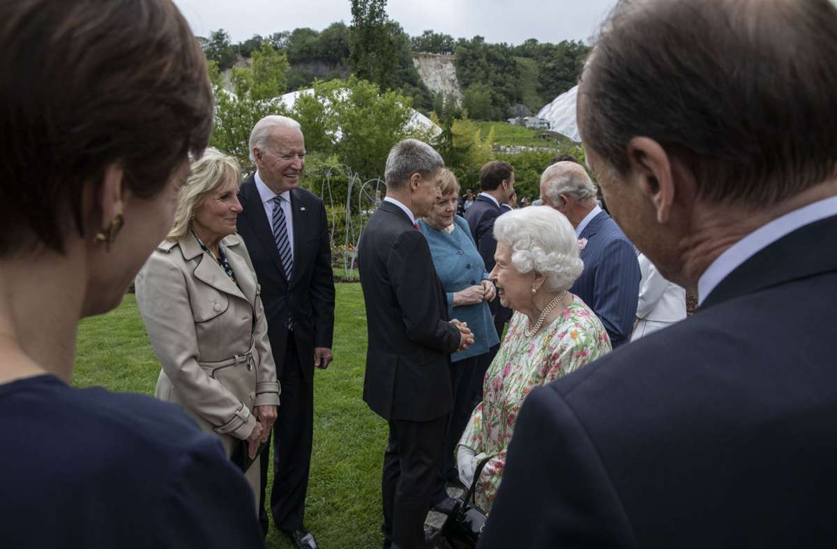 Queen Elizabeth im Gespräch mit US-Präsident Joe Biden (Mitte links) und First Lady Jill Biden.