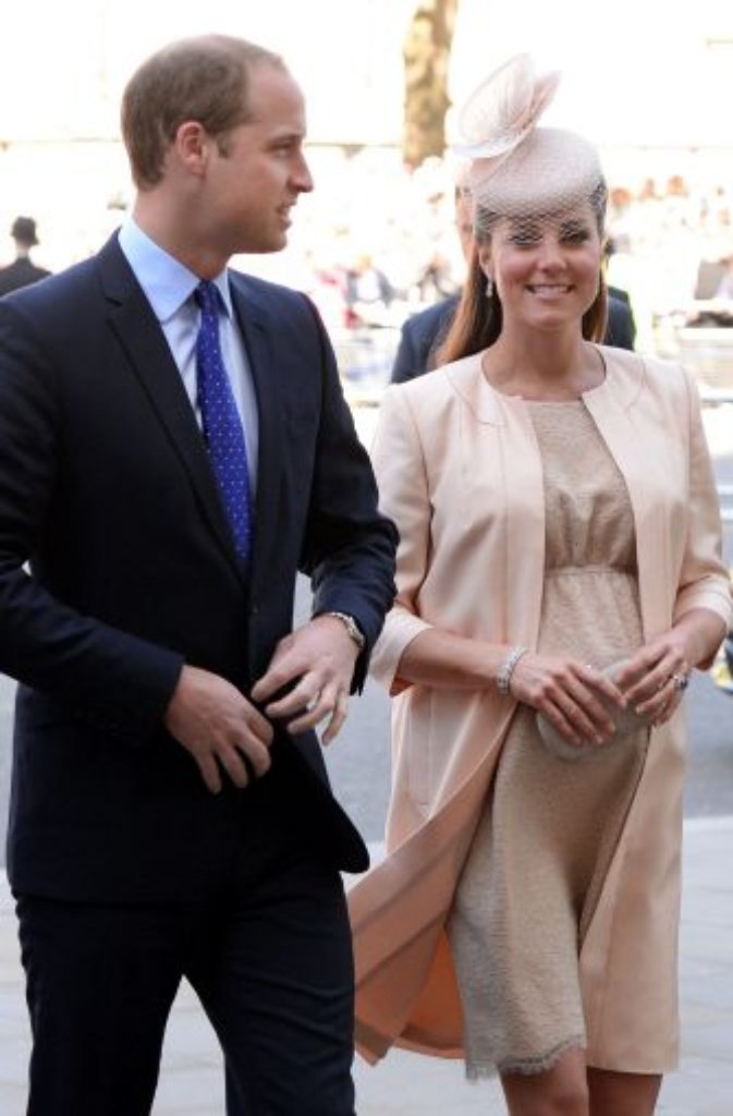 Auch Kates Lieblingsdesignerin Jenny Packham kommt zum Zug: In zartem Apricot besucht die Herzogin mit ihrem Mann Prinz William einen Gottesdienst zu Ehren von Queen Elizabeth II., die dieses Jahr Krönungsjubiläum feiert.