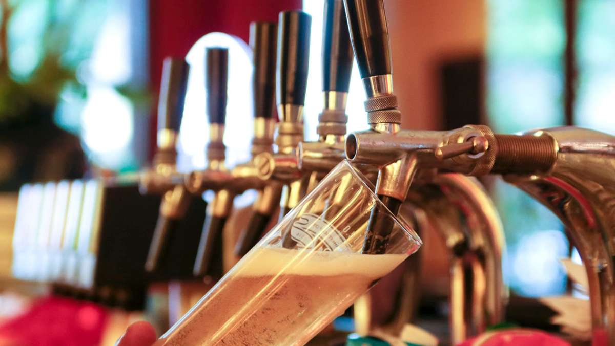  Eine Brauerei in Ehingen im Alb-Donau-Kreis ist erfinderisch geworden, damit Gäste in der Corona-Pandemie im Wirtshaus korrekte Kontaktdaten hinterlassen. 