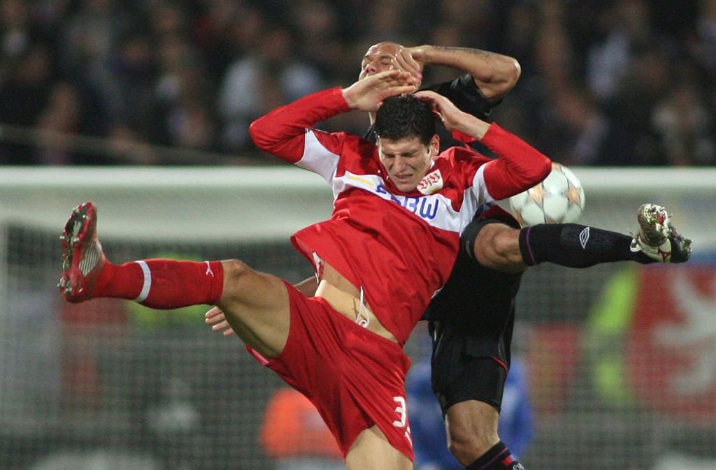In der Champions League ging Mario Gomez selbstverständlich ebenfalls für den VfB Stuttgart auf Torejagd – dort allerdings war für die Brustringträger in der Saison 2007/2008 bereits nach der Gruppenphase Schluss – da halfen auch die drei Gomez-Tore nicht.