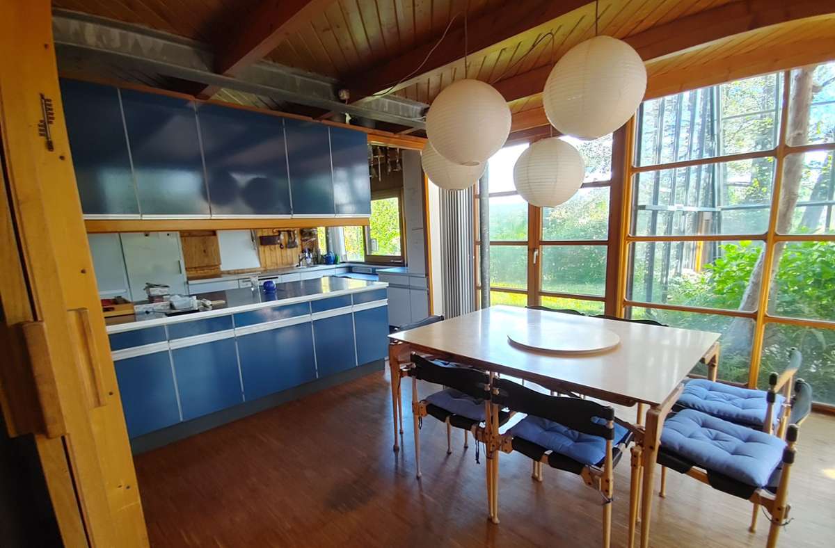 Die Küche ist im Original erhalten, sie lässt sich mit einer verschiebbaren Trennwand vom Esstischbereich abgrenzen.