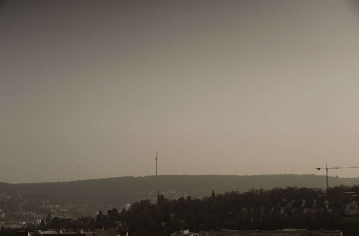 So düster ließ der Saharastaub den Himmel am Mittwoch über Stuttgart erscheinen.