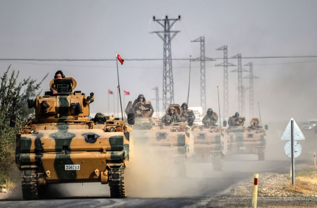 Die Türkei hat zehn weitere Panzer über die Grenze nach Syrien geschickt.
