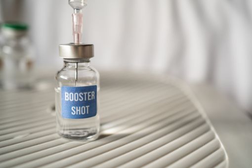 Wie wirkt sich die Booster-Impfung auf den Geimpftenstatus aus? Foto: Wachiwit / shutterstock.com