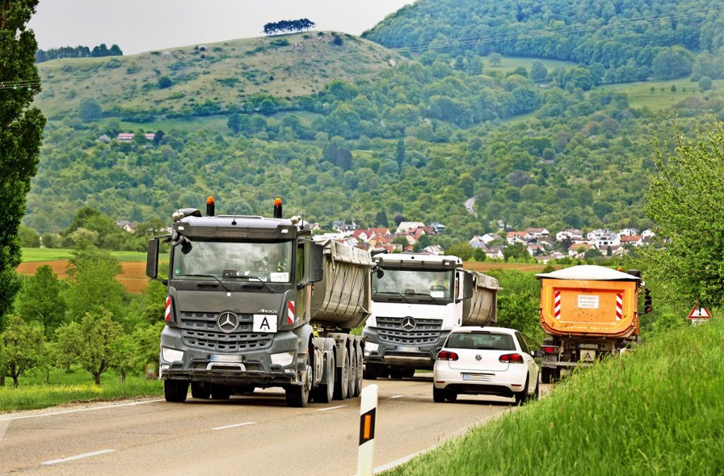 Lastwagen an Lastwagen rollt der Tunnelabraum über die Landesstraße zwischen Owen und Beuren. Foto: Horst Rudel