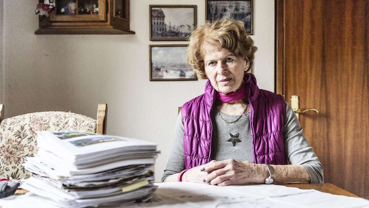  Ursula Pfeffer aus Plattenhardt steht vor dem Ruin: Laut Gerichtsurteil muss die 82-Jährige rund 150 000 Euro an ihre Nachbarn zahlen, weil sie einst eine Atlaszeder in ihrem kleinen Garten gepflanzt hat. 