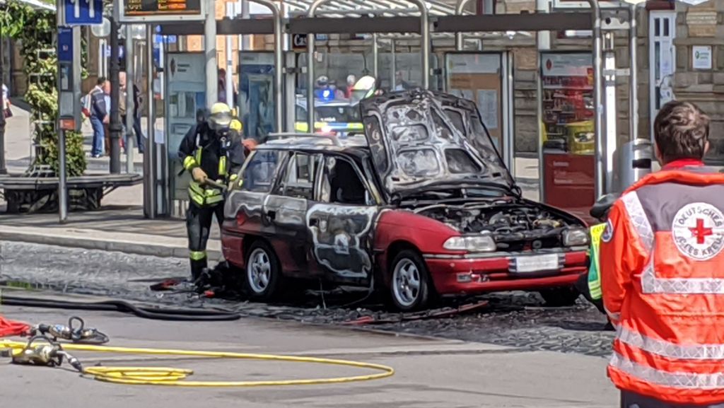 Busbahnhof Ludwigsburg: Auto im Bahnhofsgelände brennt lichterloh