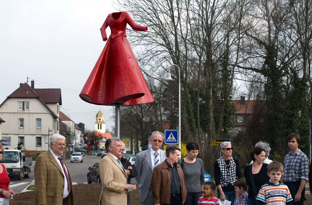 Kein Gebäude, aber dennoch passend für diese Übersicht: In Eislingen (Kreis Göppingen) wurde vor einigen Jahren Kunst an einem Kreisverkehr installiert – etwa diese kopflose Dame im roten Kleid. Interessante Skulptur, aber ein wenig verstörend.